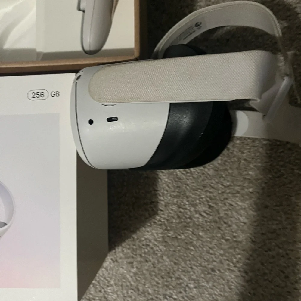 Oculas Quest 2 - Comes with a Vr case and charger